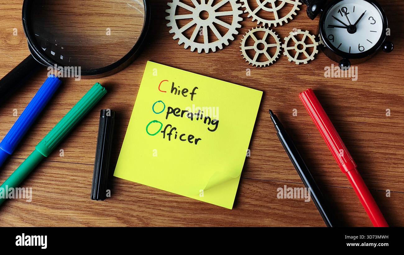 Concetto di Chief Operating Officer (COO): Semplificazione dei processi aziendali, efficienza operativa, produttività e gestione del tempo Foto Stock