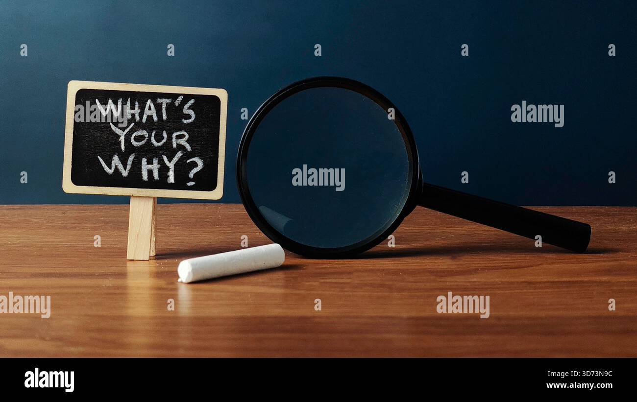 Qual è il motivo: Trovare scopo, motivazione aziendale, individuazione di sé stessi, definizione degli obiettivi strategici e motivazione principale Foto Stock