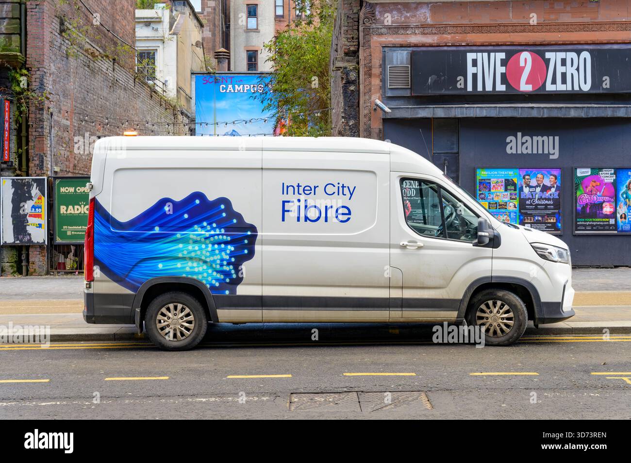 Un furgone per telecomunicazioni Inter City Fibre parcheggiato in una strada cittadina, Glasgow, Scozia, Regno Unito Foto Stock