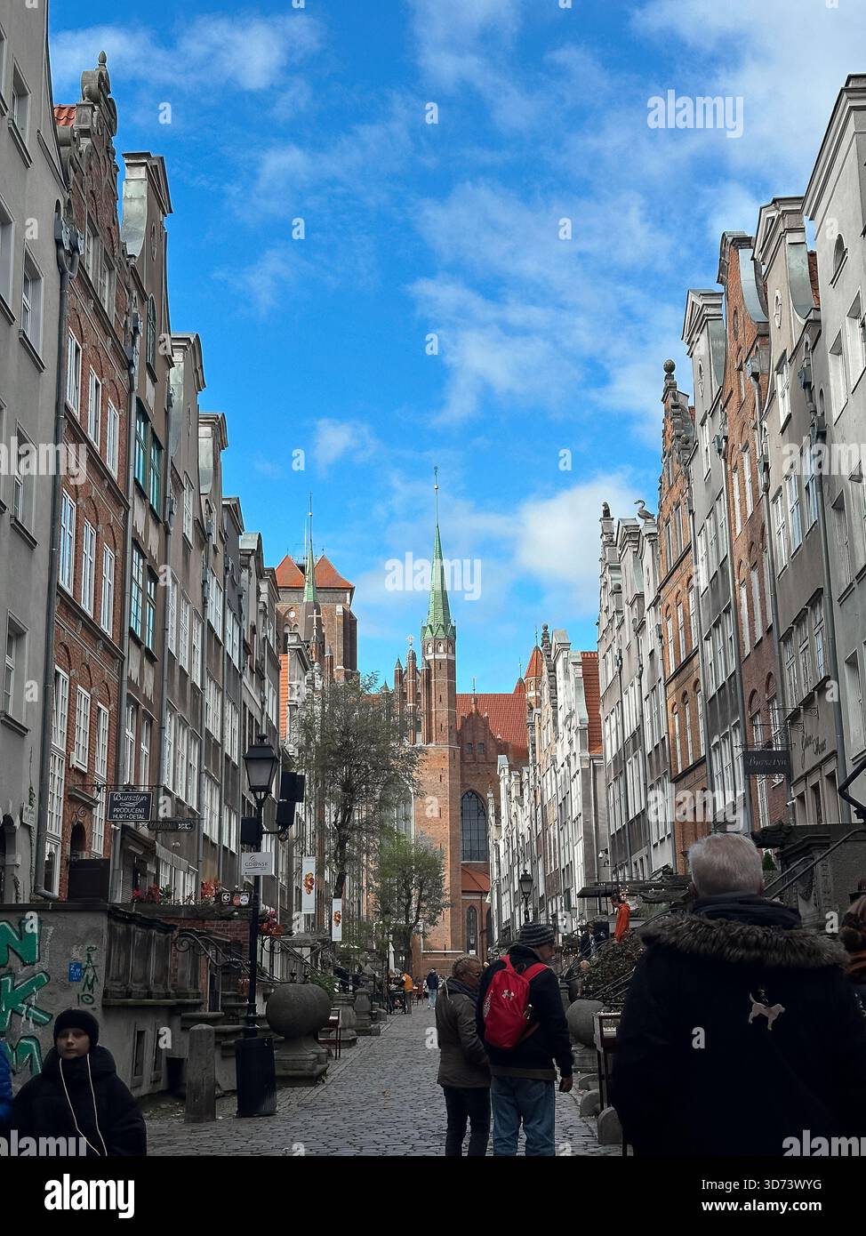 Gente che cammina lungo la via mariacka con st. La chiesa di Mary sullo sfondo Foto Stock