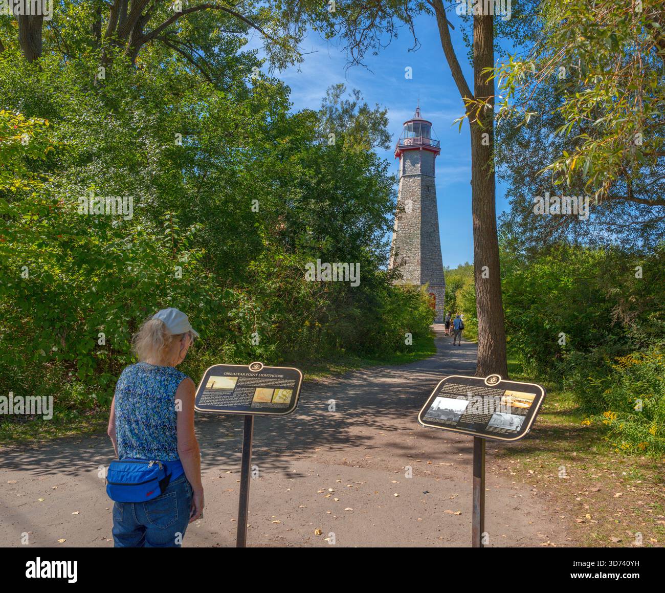 Targa di lettura donna al faro di Gibraltar Point, Centre Island, Toronto Islands Park, Toronto, Ontario, Canada Foto Stock