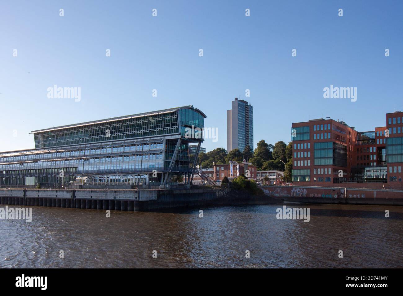 AMBURGO, GERMANIA - 12 AGOSTO 2024: Moderno complesso di uffici in vetro sul lungofiume dell'Elba ad Amburgo. Architettura contemporanea in Alt Foto Stock