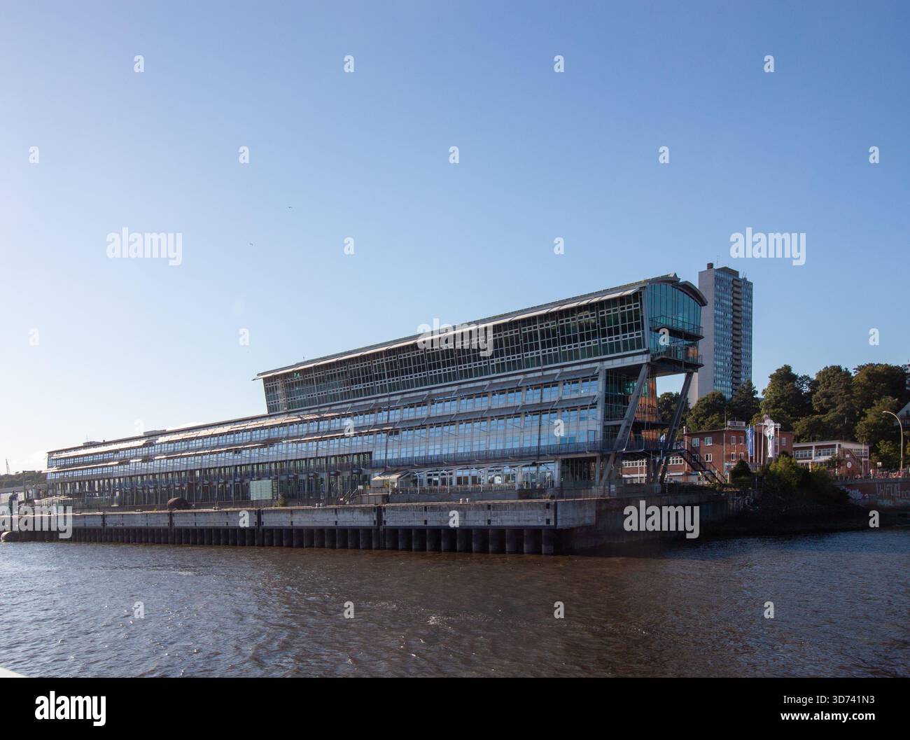 AMBURGO, GERMANIA - 12 AGOSTO 2024: Moderno complesso di uffici in vetro sul lungofiume dell'Elba ad Amburgo. Architettura contemporanea in Alt Foto Stock