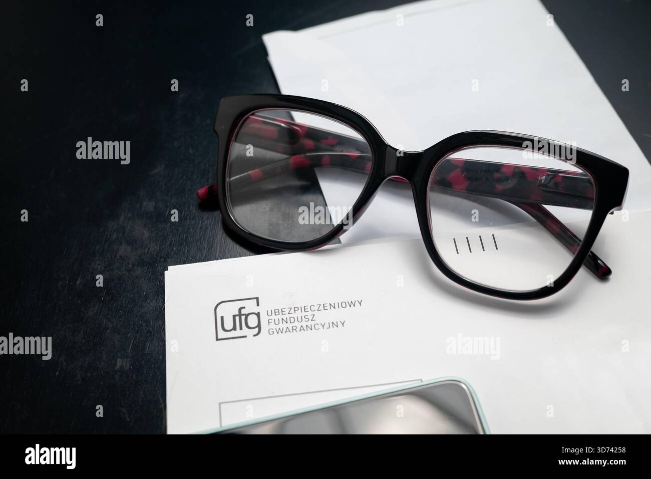 Lublino, Polonia, 23 novembre 2025 lettera del Fondo di garanzia assicurativa ("ubezpieczeniowy fundusz gwarancyjny, UFL") contenente la citazione a pagare una sanzione pecuniaria Foto Stock