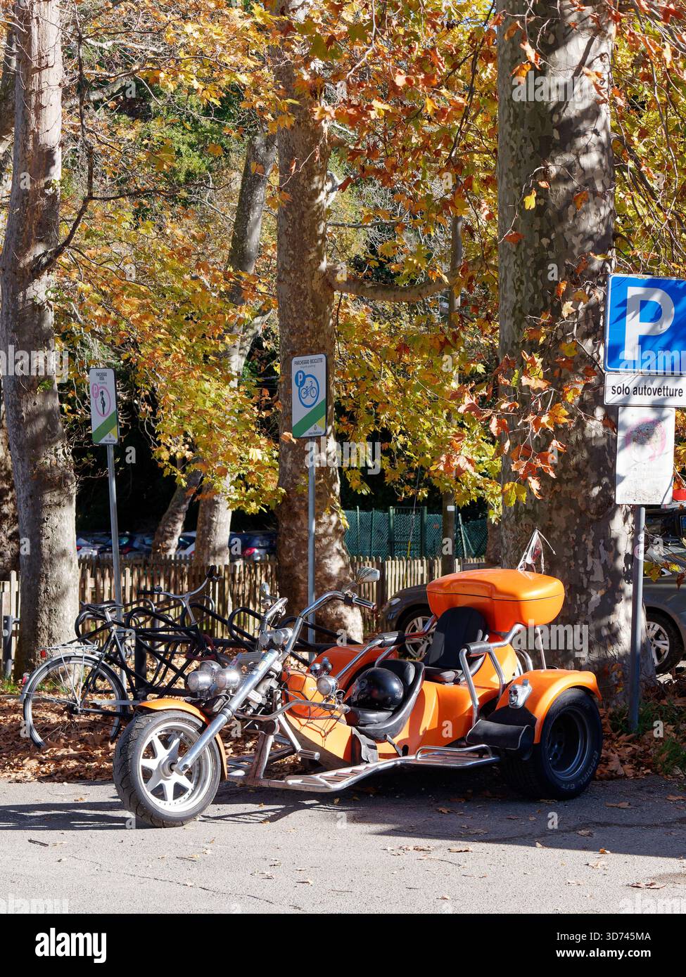 Moto trike a tre ruote arancione a Montefiascone in autunno, Italia. 25 nov 2026 Foto Stock