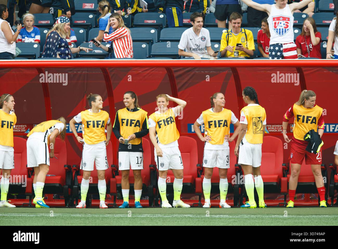 Gli Stati Uniti sostituiscono i giocatori in panchina prima di una partita del gruppo D della Coppa del mondo femminile FIFA contro l'Australia l'8 giugno 2015 al Winnipeg Stadium di Winnipeg, Canada. Solo per uso editoriale. Uso commerciale vietato. (Fotografia di Jonathan Paul Larsen / Diadem Images) Foto Stock