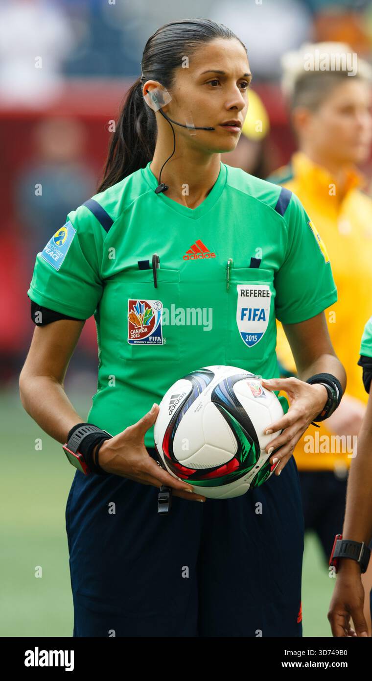 WINNIPEG - 8 GIUGNO: L'arbitro Claudia Umpierrez tiene il pallone ufficiale durante l'introduzione della squadra prima di una partita del gruppo D della Coppa del mondo femminile FIFA tra gli Stati Uniterd e l'Australia l'8 giugno 2015 al Winnipeg Stadium di Winnipeg, in Canada. Solo per uso editoriale. Uso commerciale vietato. (Fotografia di Jonathan Paul Larsen / Diadem Images) Foto Stock