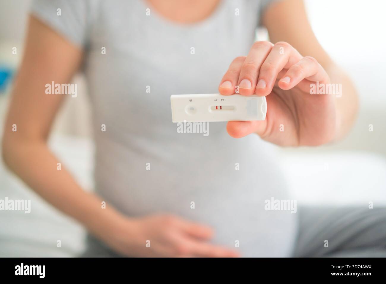 Ansiosa attesa madre che controlla i risultati dell'analisi PCR. Metodo di laboratorio moderno per il rilevamento di agenti patogeni durante il periodo di gestazione. Foto Stock