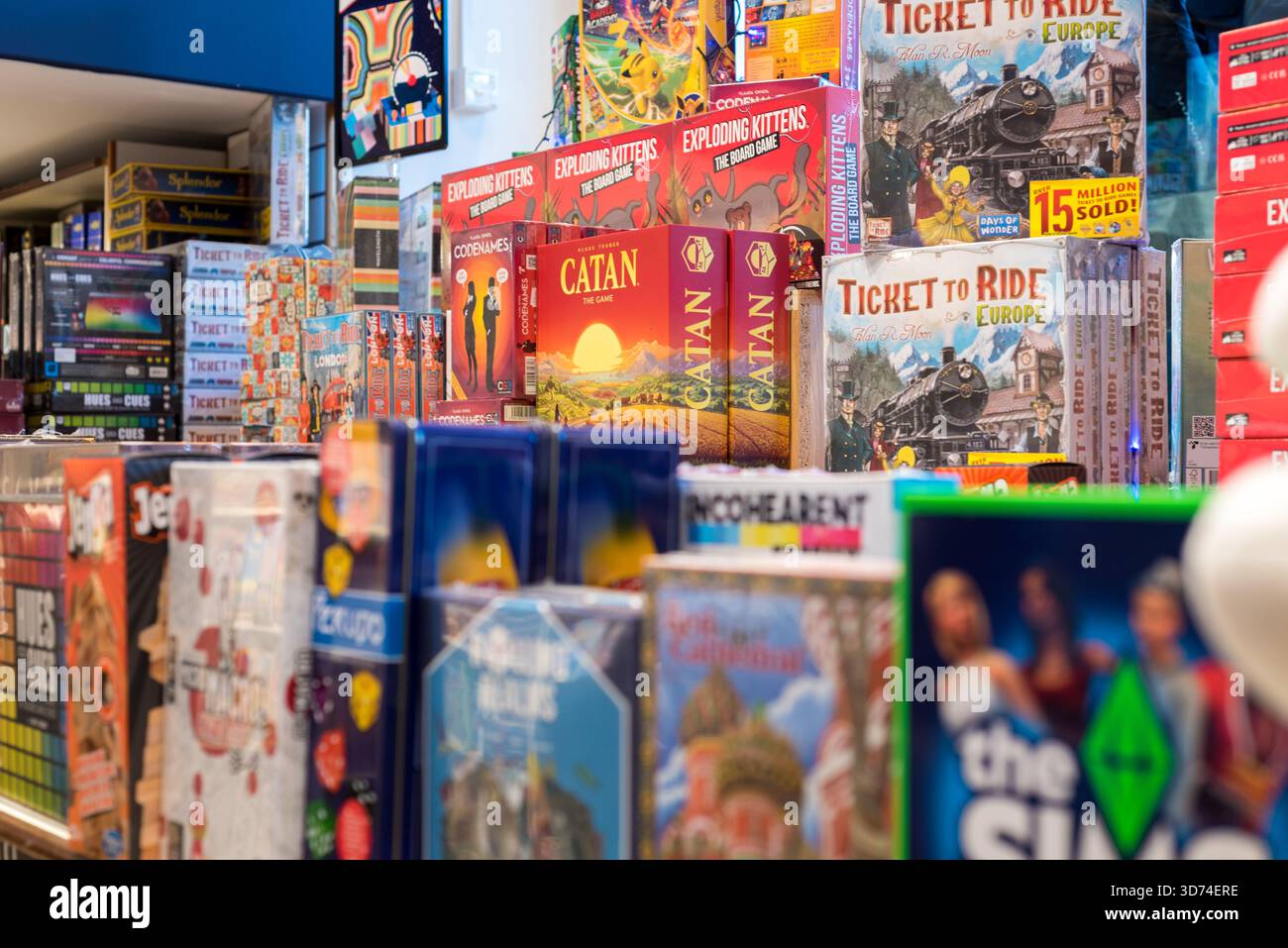 Giochi da tavolo per famiglie in vendita in un negozio nel Regno Unito Foto Stock