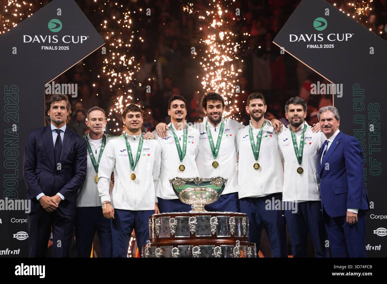 Bologna, Italia. 23 novembre 2025. I giocatori d'Italia festeggiano dopo aver vinto le finali di Coppa Davis 2025 a Bologna Fiere, Italia - 23 novembre 2025. Sport - Tennis. (Foto di massimo Paolone/LaPresse) credito: LaPresse/Alamy Live News Foto Stock