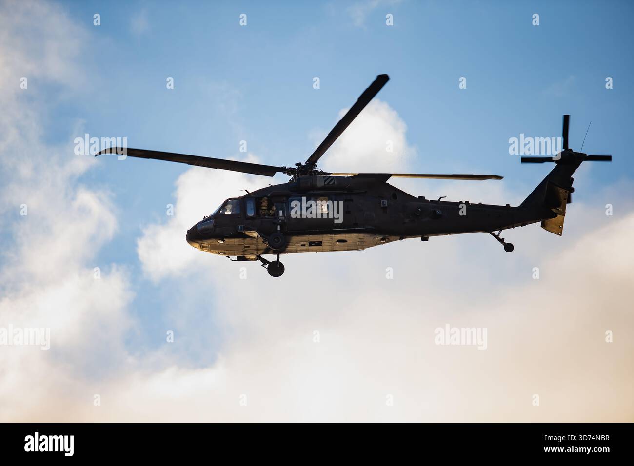 Forze armate aerei rotanti con corpo aerodinamico, sistema a rotore multilama e equipaggiamento sottoscocca catturati durante il volo regolare in cielo limpido Foto Stock