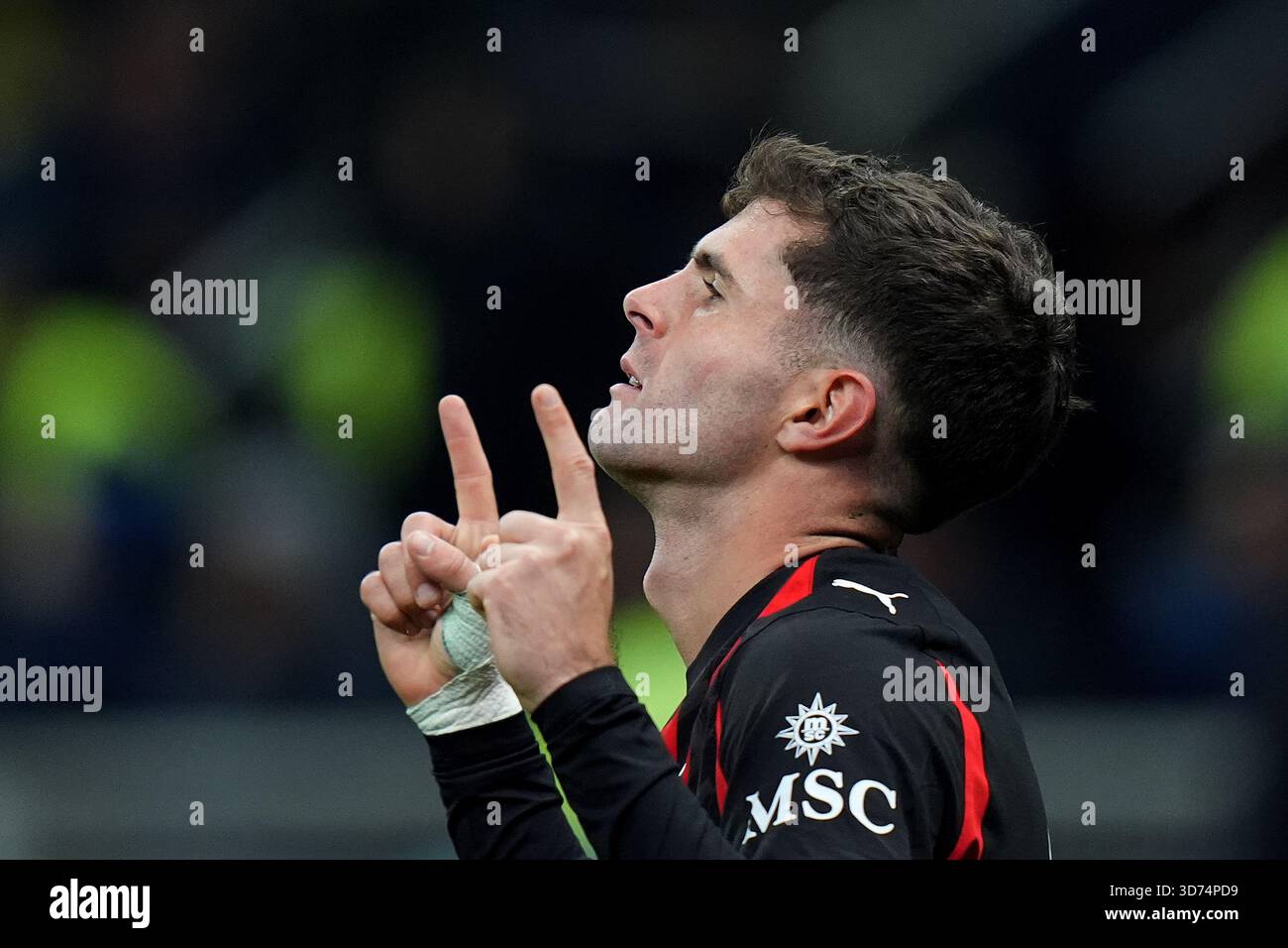 Milano, Italia. 23 novembre 2025. Christian Pulisic dell'AC Milan festeggia dopo aver segnato 0-1 punti durante la partita di calcio di serie A tra Inter e Milan allo Stadio San Siro di Milano, Italia settentrionale - domenica 23 novembre 2025. Sport - calcio . (Foto di Spada/Lapresse) credito: LaPresse/Alamy Live News Foto Stock