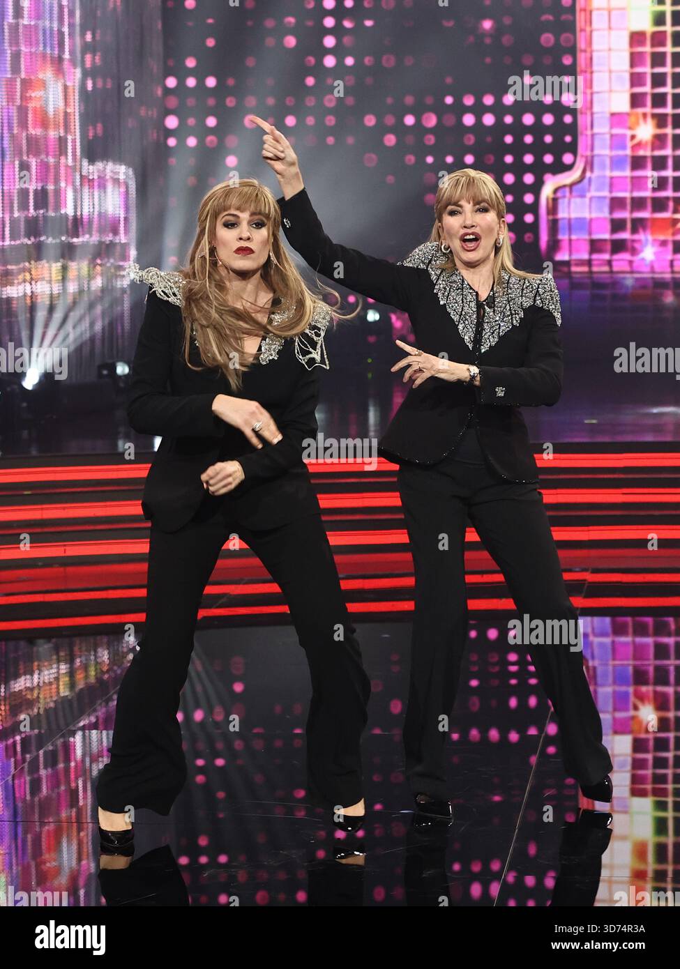 Roma, Italia. 22 novembre 2025. Roma, Auditorium Rai al foro Italico, programma televisivo "Dancing with the Stars" - nono episodio - nella foto: Milly Carlucci con Giulia Vecchio che imita Milly Carlucci credito: Agenzia fotografica indipendente/Alamy Live News Foto Stock
