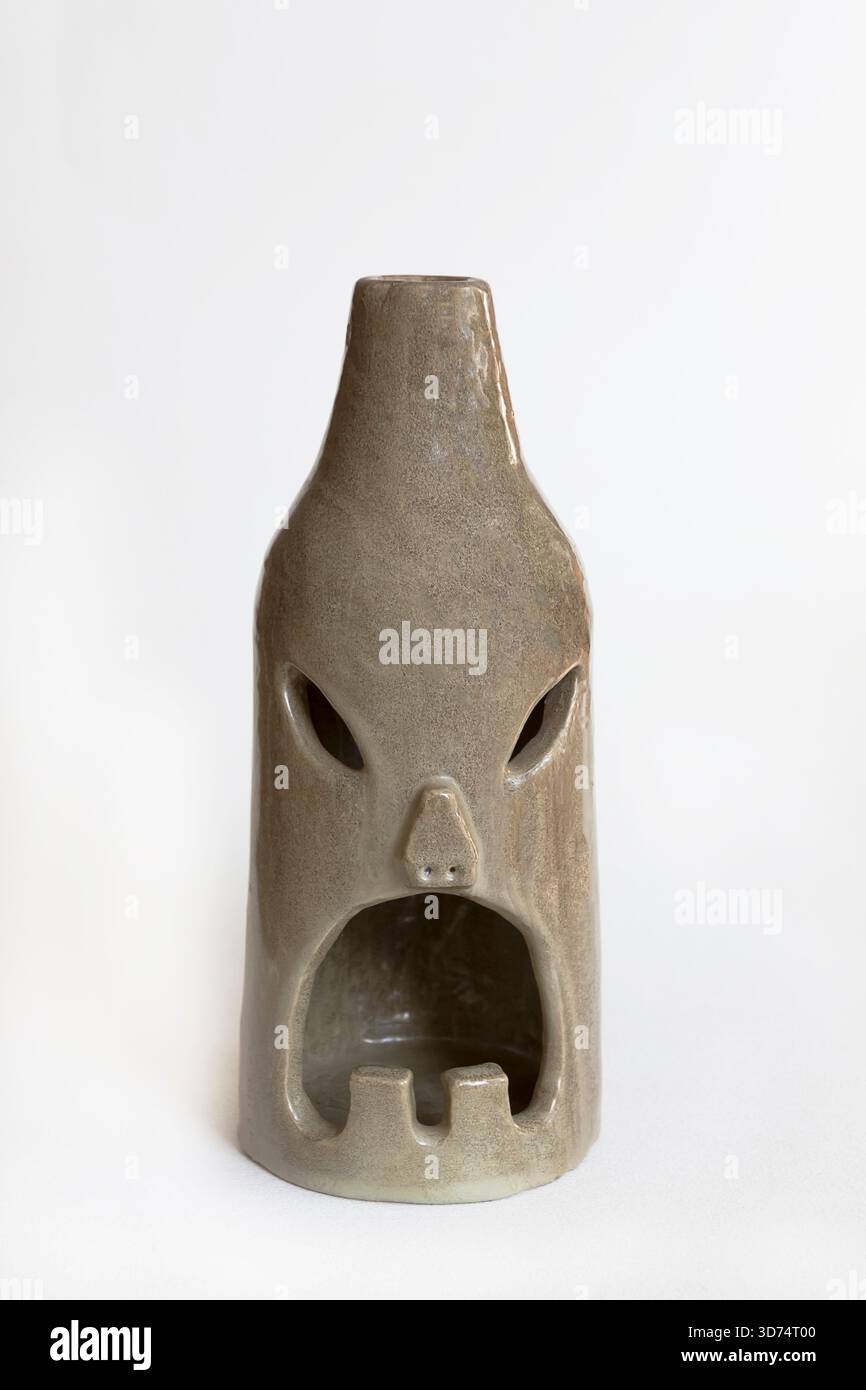 Incenso facciale a forma di bottiglia in ceramica e bruciatore a luce del tè Foto Stock