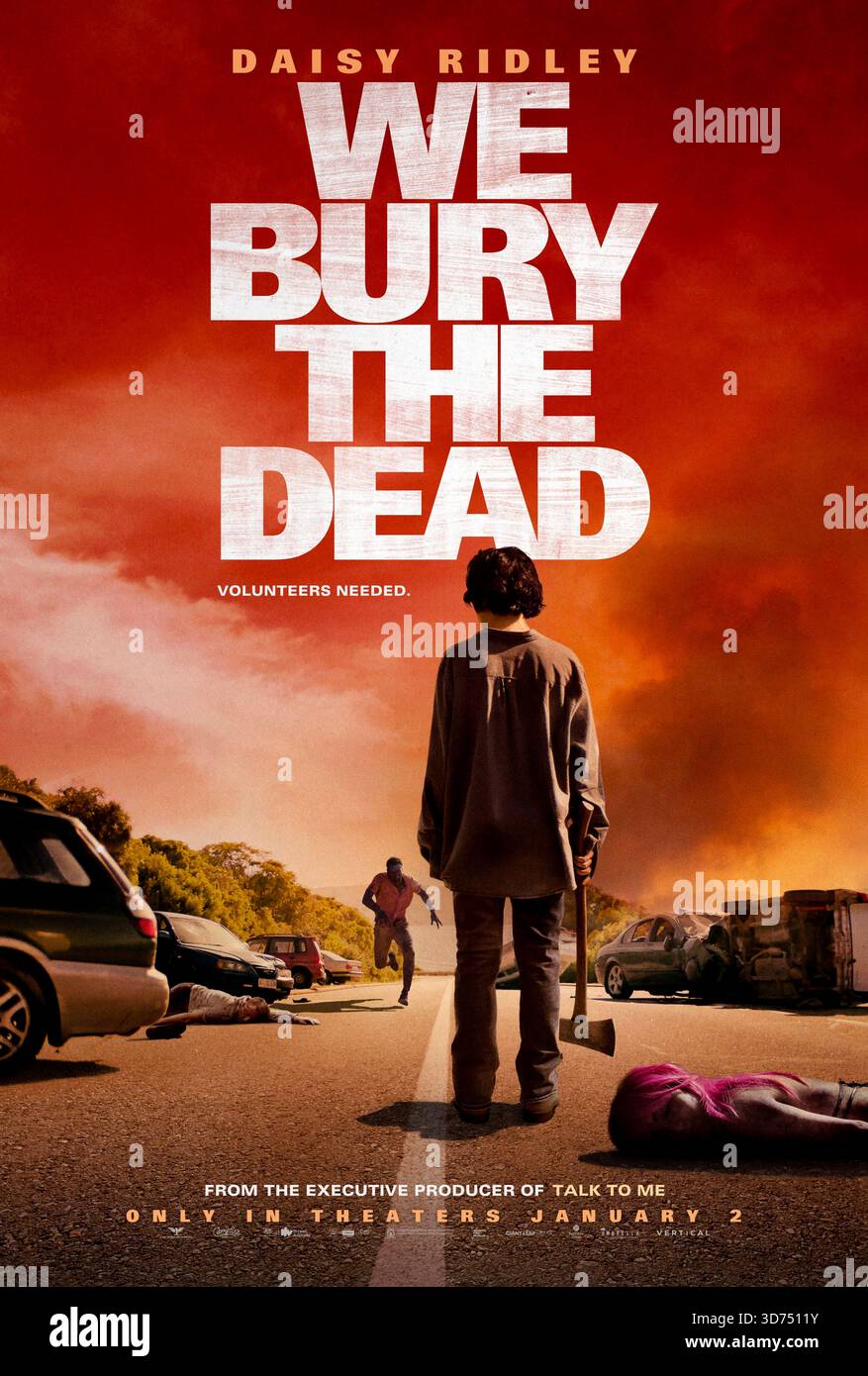 We Bury the Dead (2024) diretto da Zak Hilditch e interpretato da Daisy Ridley, Ben Mendelsohn e Hugo Weaving. Una giovane vedova viaggia nella natura selvaggia lacerata dalla guerra per recuperare i resti di suo marito, affrontando il pericolo e il soprannaturale durante il suo viaggio. SOLO PER L'USO EDITORIALE del poster STATUNITENSE. Crediti: BFA / XYZ Films Foto Stock