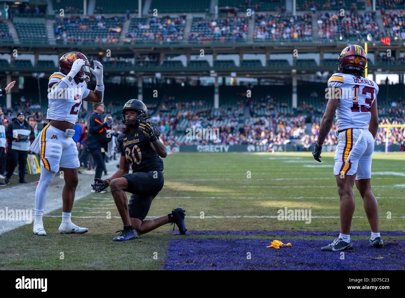 Chicago, Stati Uniti. 22 novembre 2025. Il WR Northwestern Hayden Eligon II (80), IL Minnesota LB Emmanuel Karmo (2), il Minnesota DB Mike Gerald (13) reagiscono a una bandiera di rigore lanciata durante la partita Northwestern vs Minnesota al Wrigley Field il 22 novembre 2025. Punteggio finale: Northwestern - 38, Minnesota - 35. (Foto di Raj Chavda/Sipa USA) credito: SIPA USA/Alamy Live News Foto Stock