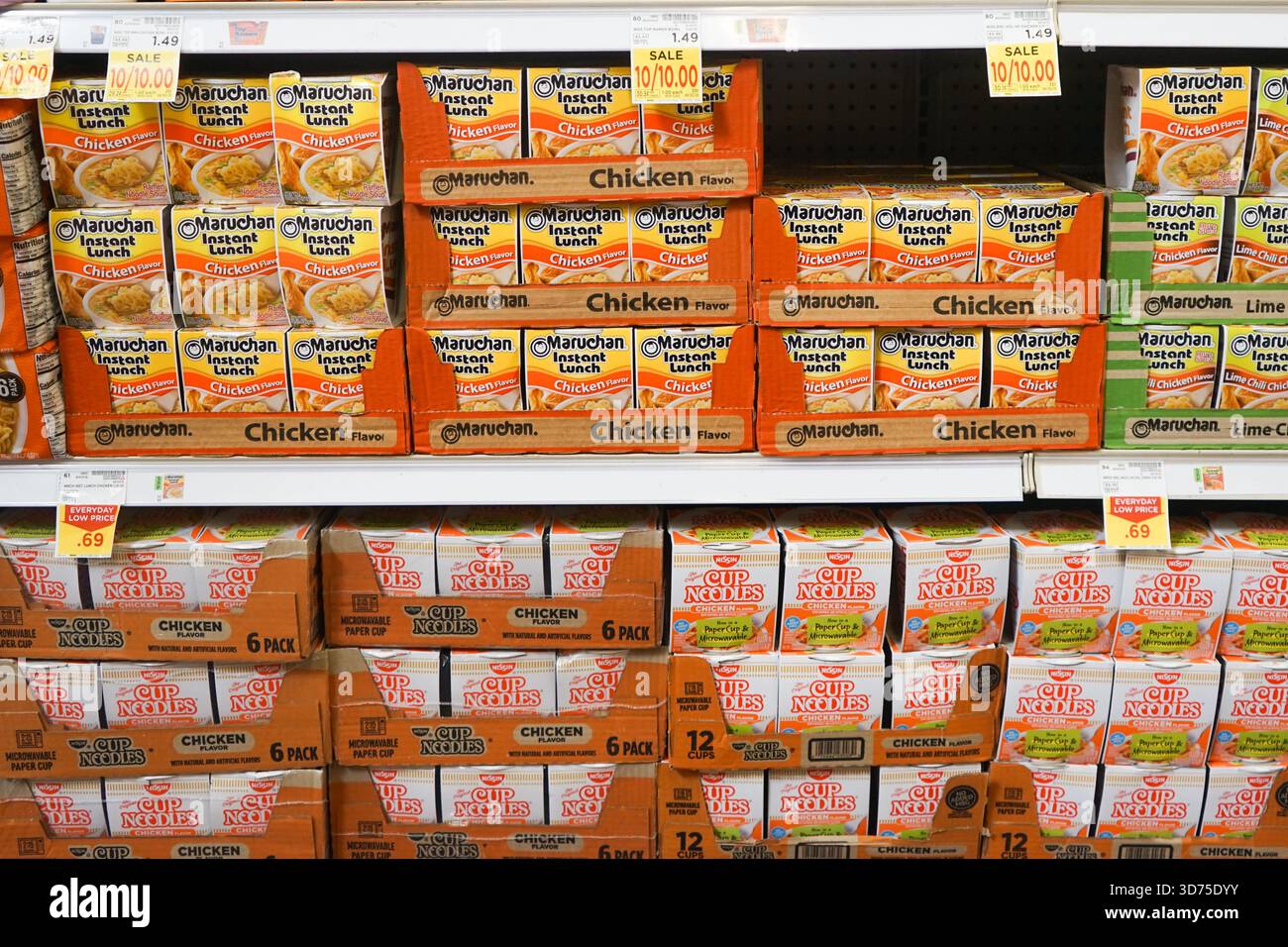 Vista ravvicinata del ramen di Maruchan e delle tagliatelle Nissin Cup sugli scaffali di un negozio di alimentari Smith's. Foto Stock