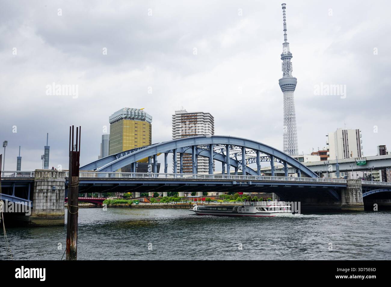 Il tour in barca della città passa sotto il ponte Komagata-bashi sul fiume Sumida con il Tokyo Skytree sullo sfondo nella città di Sumida, Tokyo, Giappone Foto Stock