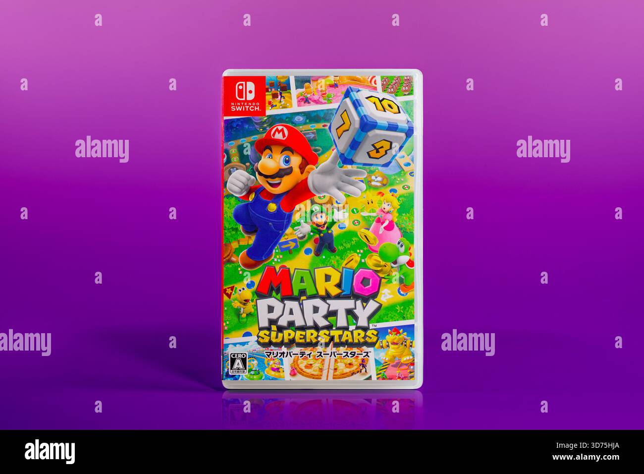Fukuoka, Giappone - 5 novembre 2025: Super Mario party superstar Nintendo Switch cartuccia di gioco isolata su sfondo viola gradiente Foto Stock