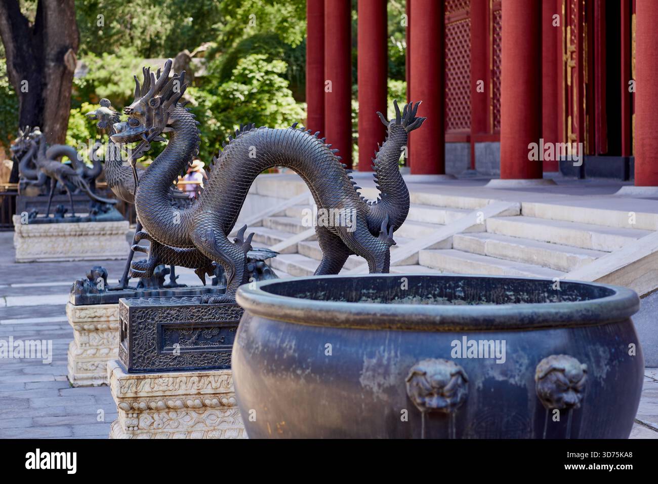 Guardiano del drago di bronzo nel Palazzo d'Estate di Pechino, Cina Foto Stock