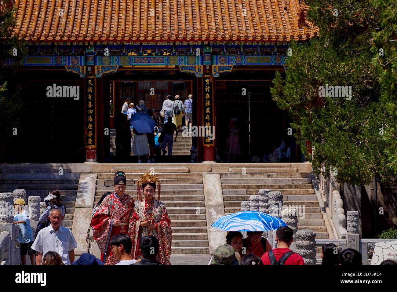 I visitatori che posano con i costumi di hanfu - Palazzo d'Estate a Pechino, Cina Foto Stock