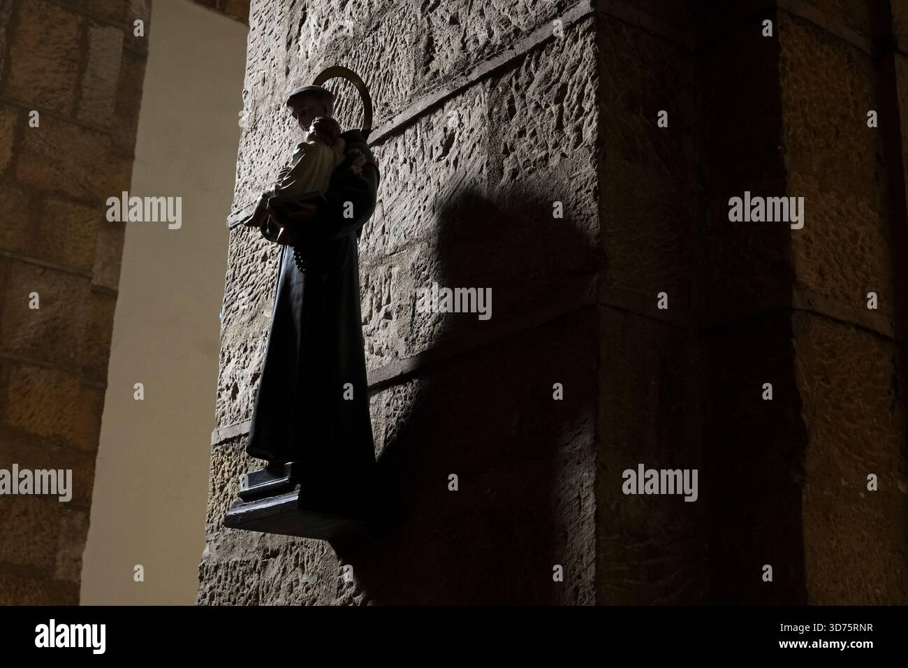 Statua di Sant'Antonio da Padova con Gesù bambino al Sacro cuore di Castro Urdiales, Cantabria, Spagna. Il pittoresco villaggio si trova lungo la Foto Stock