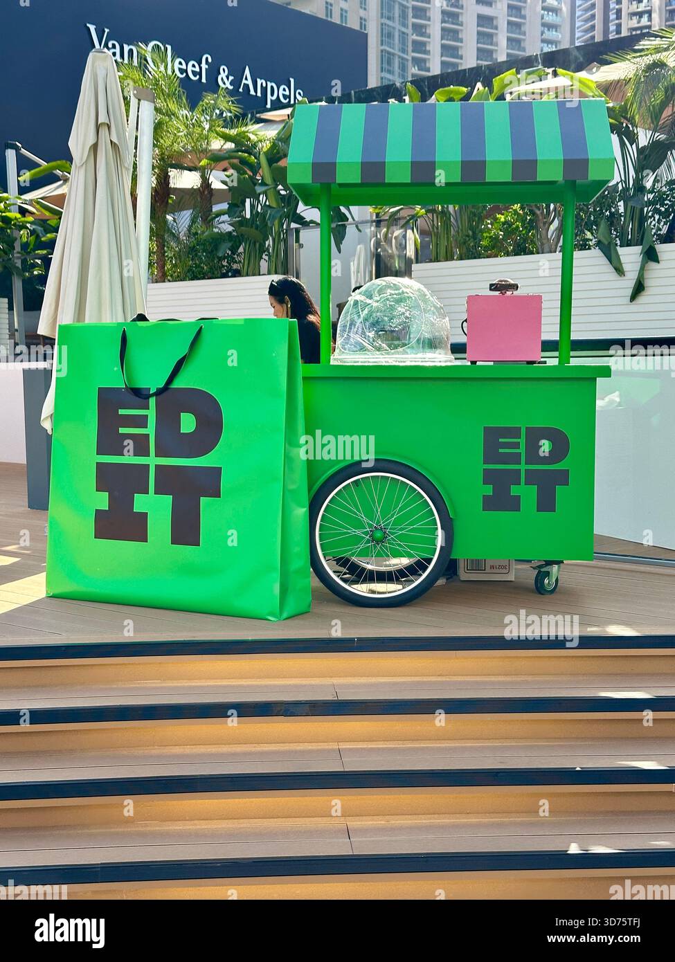 Dubai Watch WEEK 2025 - Immagine stock catturata con smartphone