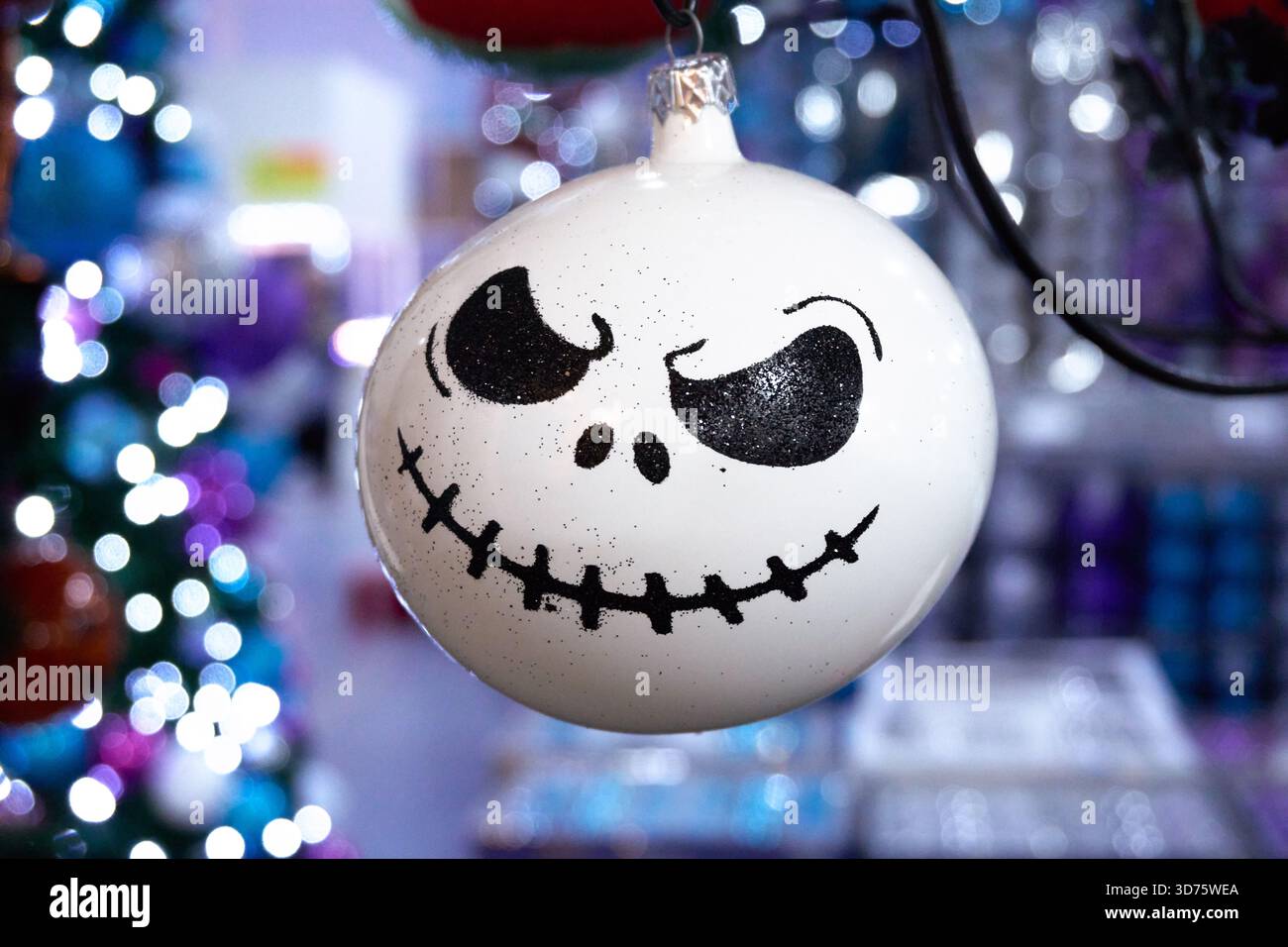 Un ornamento in vetro bianco con un volto disegnato su di esso. La faccia ha un'espressione sinistra ed è circondata da un contorno nero. Messico, Puebla, Chignahuapan, Foto Stock