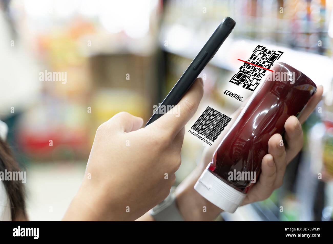 Smartphone che esegue la scansione del codice QR e del codice a barre di un prodotto in un corridoio di supermercato, che rappresenta l'accesso alle informazioni digitali, il comportamento di shopping intelligente, il retail t Foto Stock