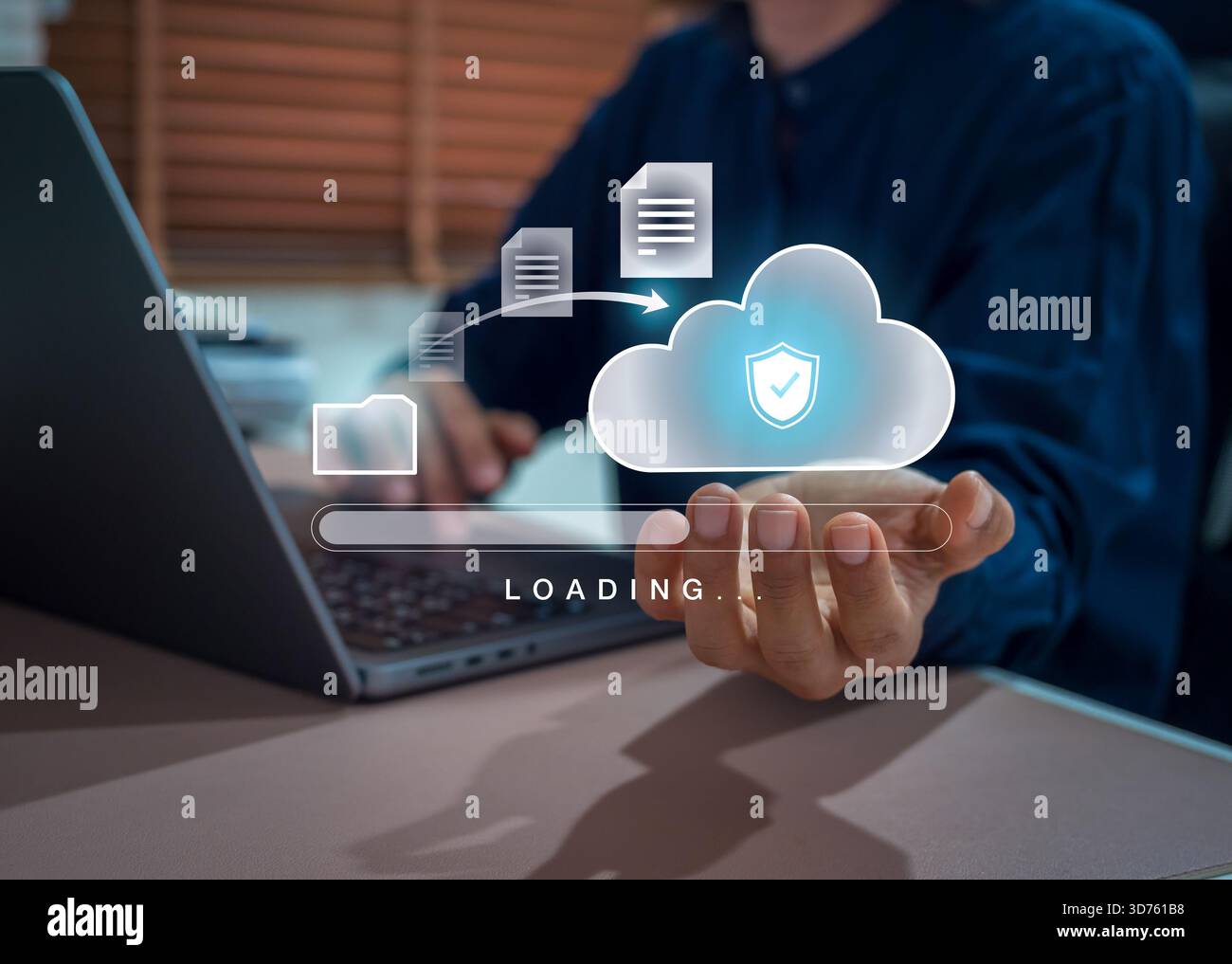 Concetto di trasferimento dati cloud sicuro con il caricamento dei file nello storage cloud tramite laptop, evidenziando la cybersicurezza, le comunicazioni crittografate e il digitale Foto Stock