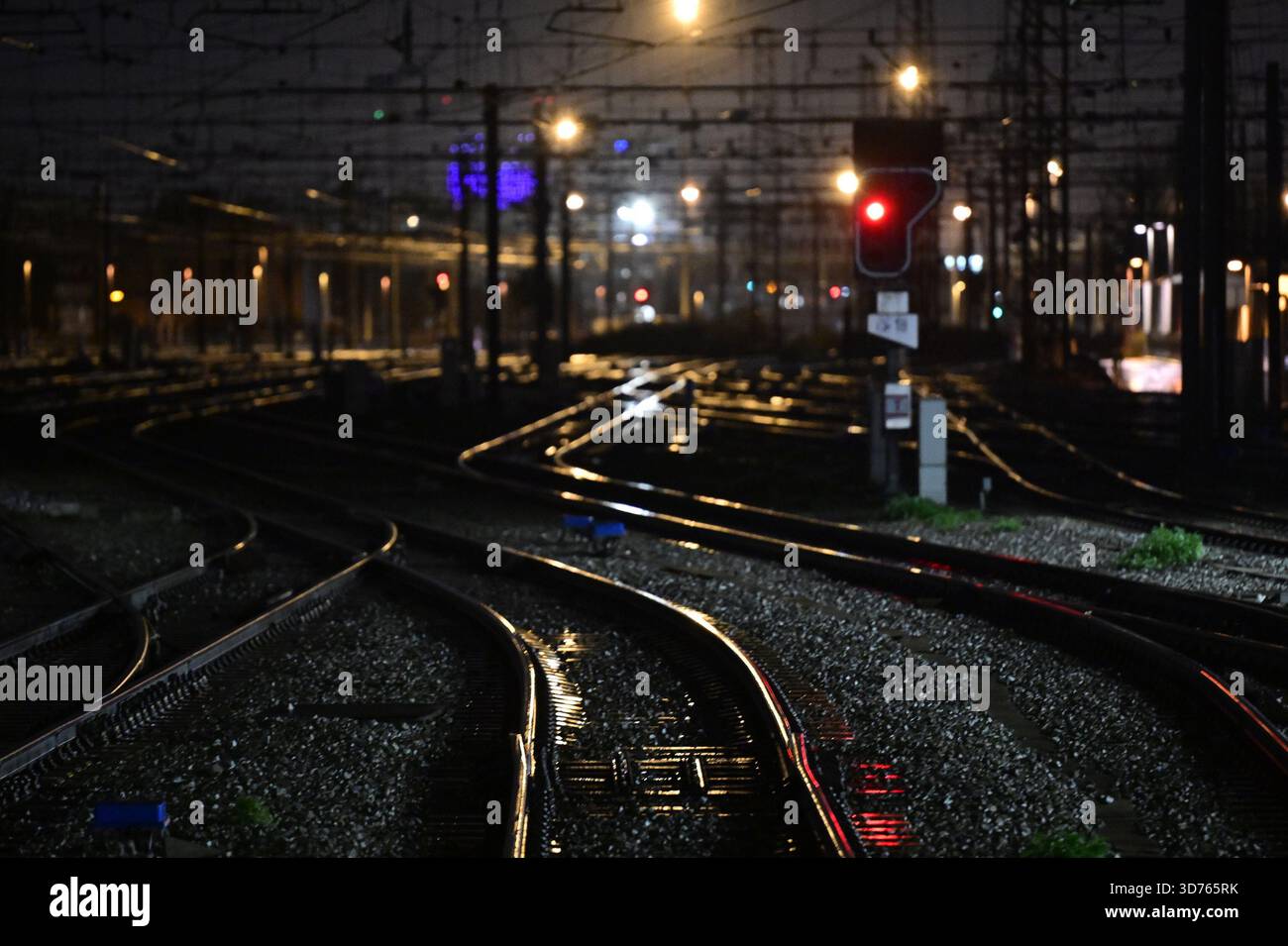 Ferrovie vuote alla Gare du Midi - Zuidstation (Bruxelles Sud) il primo giorno di uno sciopero nazionale di 72 ore indetto dai sindacati dei trasporti pubblici ferroviari, a Bruxelles, lunedì 24 novembre 2025. Mantenere l'indice, rafforzare la sicurezza sociale e garantire un'equa partecipazione ai contributi previdenziali sono tutte esigenze volte a combattere la divisione sociale e a promuovere una maggiore giustizia sociale. Domani altri servizi pubblici si uniranno al movimento e mercoledì tutti i settori si riuniranno. BELGA FOTO DIRK WAEM Foto Stock