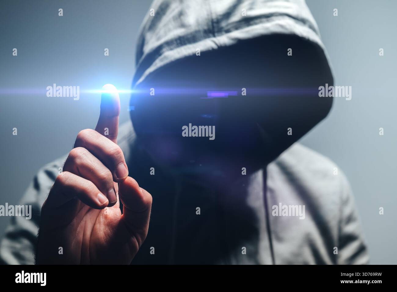 Uomo senza volto con cappuccio che tocca lo schermo virtuale, concetto di sicurezza di rete, hacking, protezione dei dati e tecnologia informatica. Messa a fuoco selettiva. Foto Stock