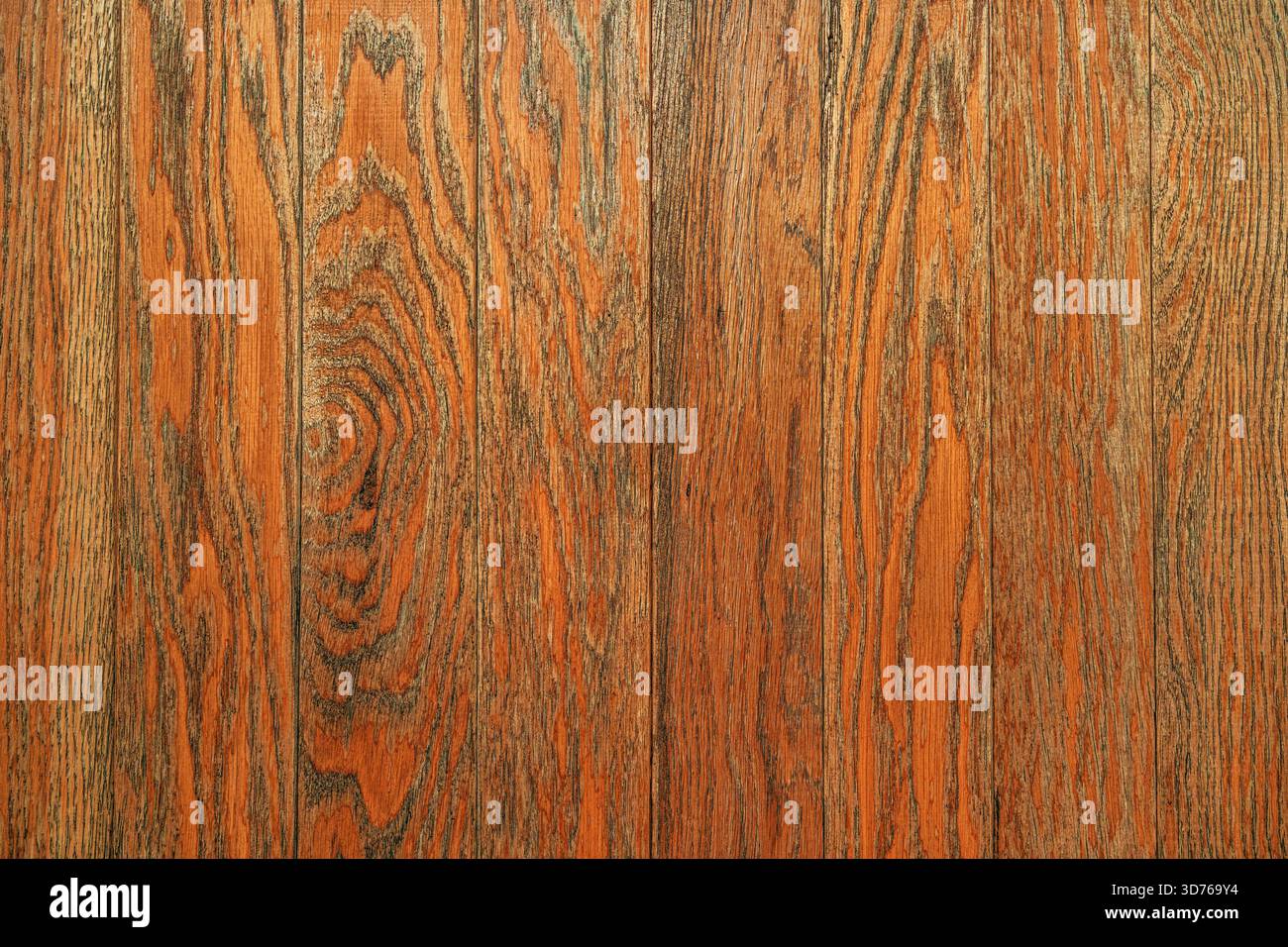 Consistenza di tavole di legno usurate che formano una vecchia parete di pannelli con segni di venatura e invecchiamento visibili, schema e sfondo. Foto Stock