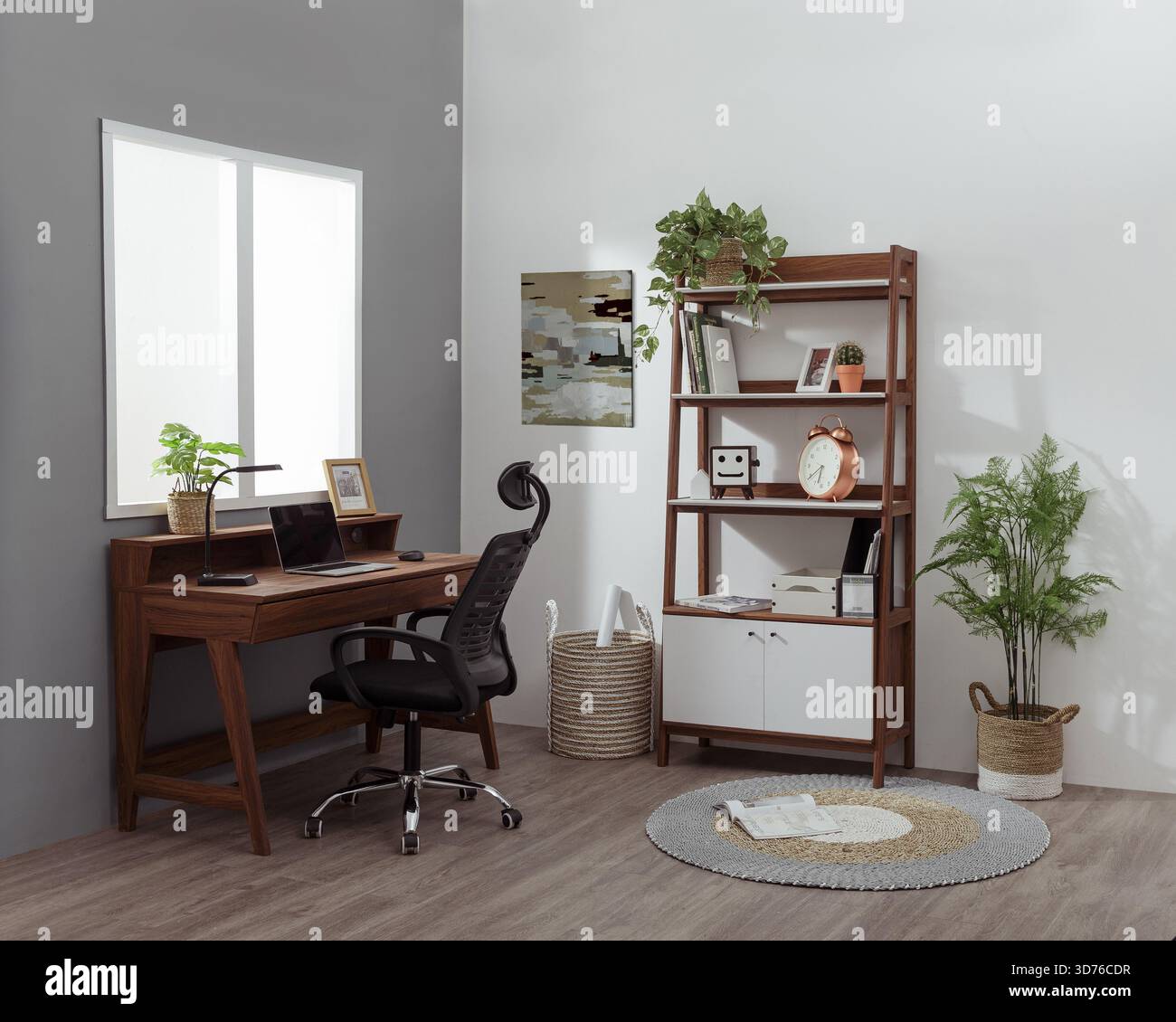 Interni minimalisti per Home Office con scrivania in legno, ripiani e piante per interni Foto Stock