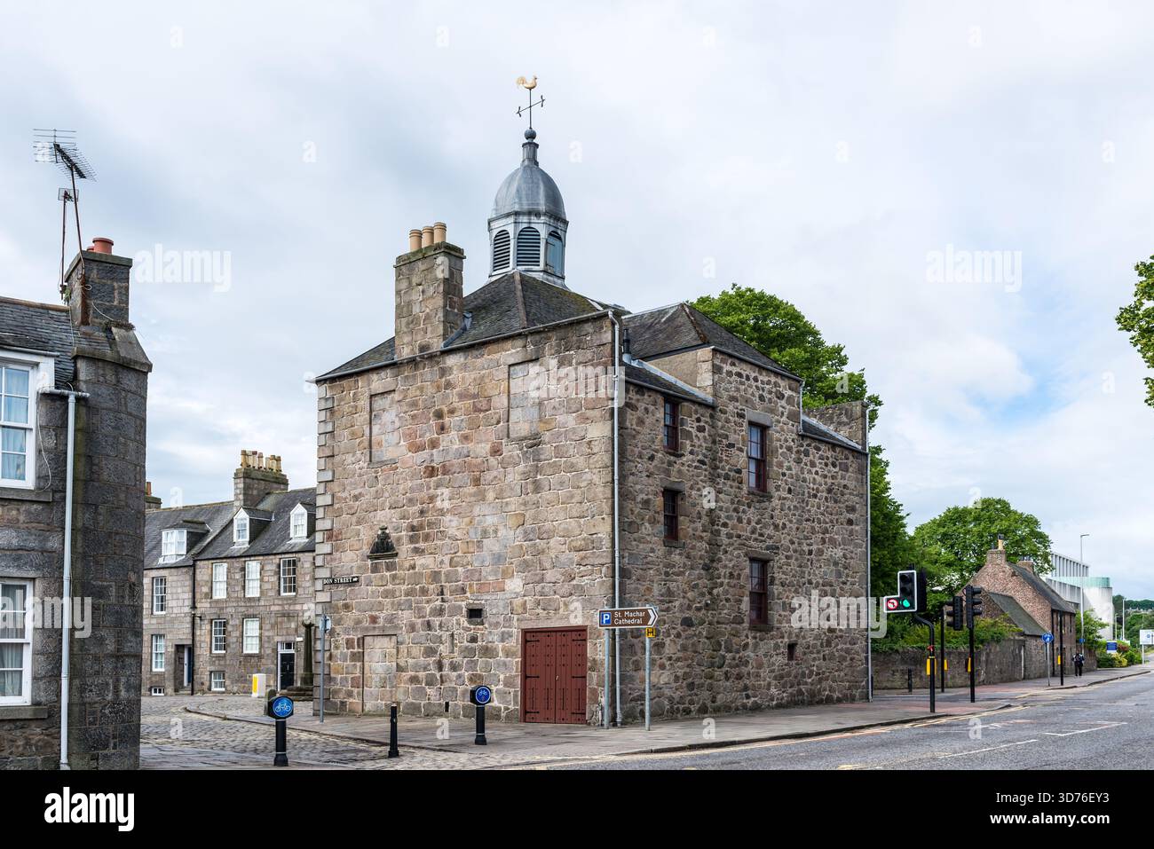Aberdeen, Scozia, Regno Unito - 7 luglio 2024: Vista sulla città e attività quotidiane ad Aberdeen senza persone a piedi, traffico in movimento ed edifici storici in granito Foto Stock