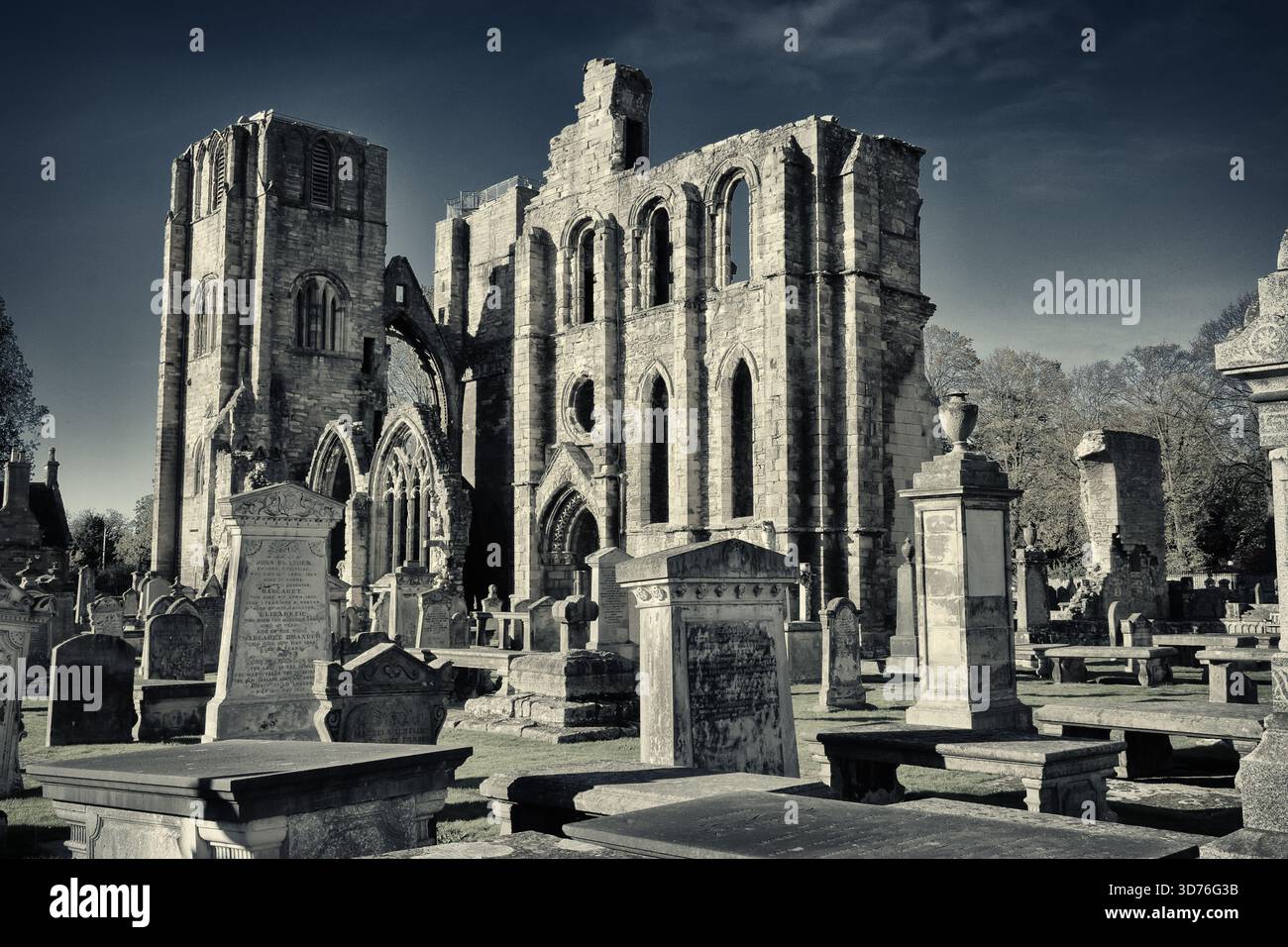 Elgin Cathedral Mono/Colour, Elgin Cathedral, King Street, una rovina storica a Elgin, Moray, nord-est della Scozia Regno Unito Foto Stock