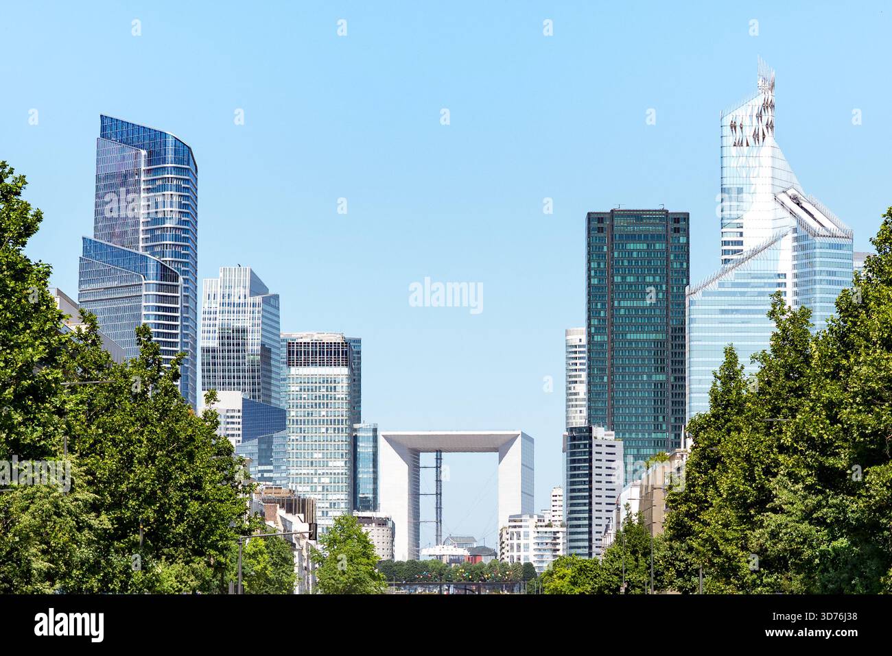 Grattacieli moderni e torri di uffici del quartiere direzionale la Défense di Parigi, con architettura contemporanea in vetro e l'iconico grande Arche Foto Stock