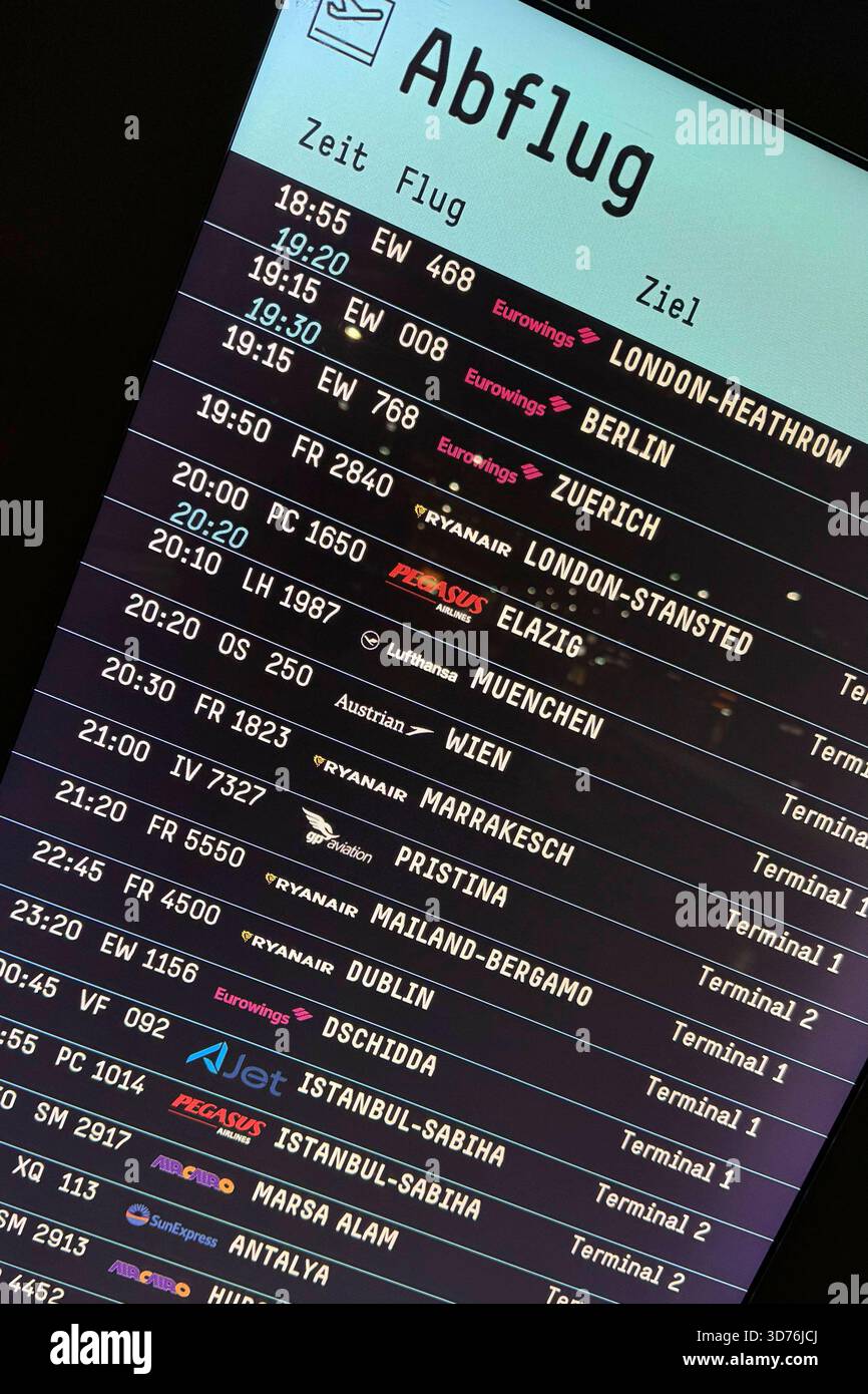 Digitale Anzeigetafel mit aktuellen Flugabflügen am Flughafen Köln/Bonn, moderner Überblick über ankommende Maschinen im Terminal. *** Display digitale che mostra le partenze correnti dei voli all'aeroporto di Colonia/Bonn, fornendo una panoramica moderna degli aeromobili in arrivo nel terminal. Nordrhein-Westfalen Deutschland, Germania GMS19888 Foto Stock