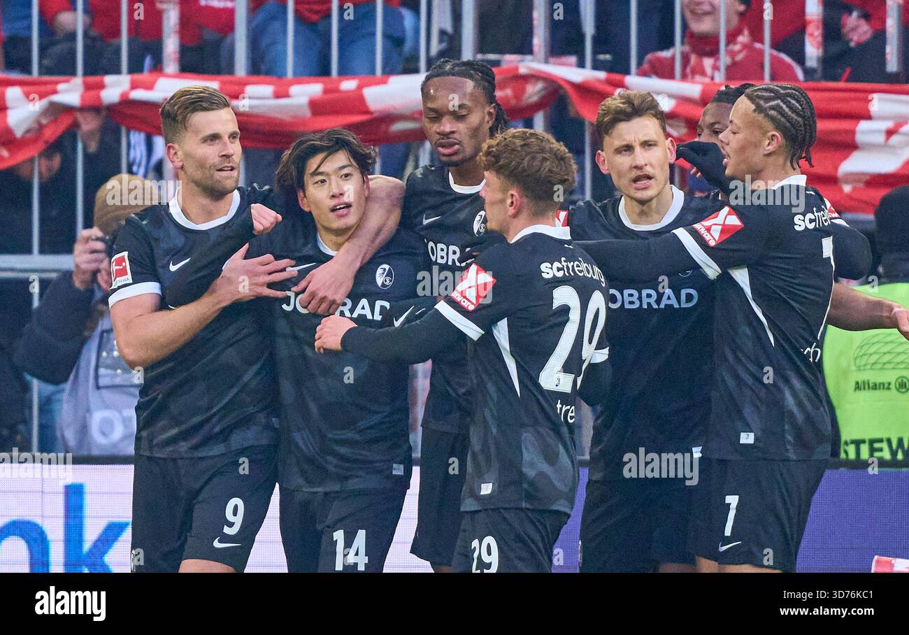 Yuito Suzuki di Friburgo segna, tira goal, Tor, Treffer, Torschuss, 0-1 celebra il suo gol, felice, ridere, celebrazione, nella partita FC BAYERN München - SC FREIBURG il 22 novembre 2025 all'Allianz Arena München, Germania. Stagione 2026/2026, 1.Bundesliga, FCB, giorno 11, fotografo: Peter Schatz - LE NORMATIVE DFL VIETANO QUALSIASI USO DI FOTOGRAFIE come SEQUENZE DI IMMAGINI e/o QUASI-VIDEO - Foto Stock