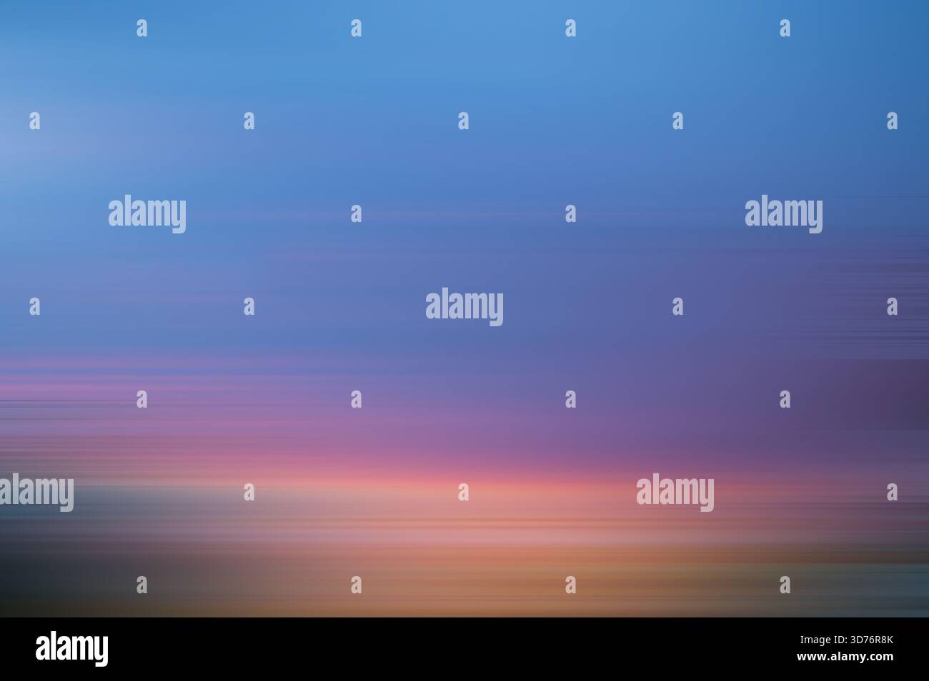 Sfocatura sfondo in movimento, sfumatura blu/viola/arancione. Sfocatura del movimento di sfondo del tramonto magenta Foto Stock