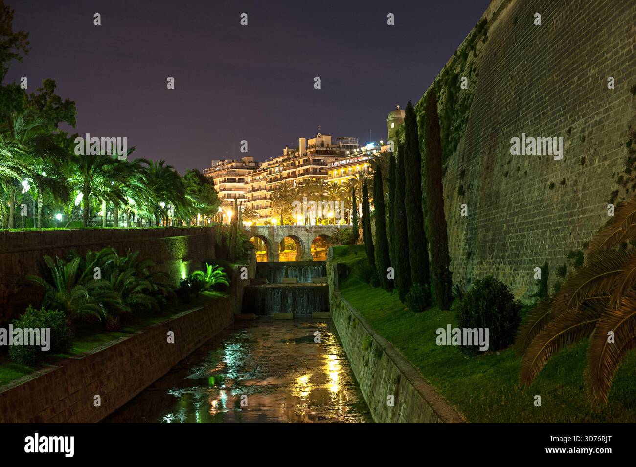 Il fiume vicino a Baluard de Sant Pere di notte, Palma Foto Stock