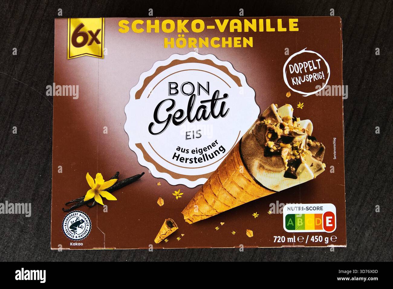 Eiscreme. Bon gelati Speiseeis in der Waffel. Schoko Vanille Eis - Hörnchen im Sortiment von Discounter Lidl *** gelato Bon gelati in un cono cioccolato gelato alla vaniglia croissant nella gamma discount Lidl Foto Stock