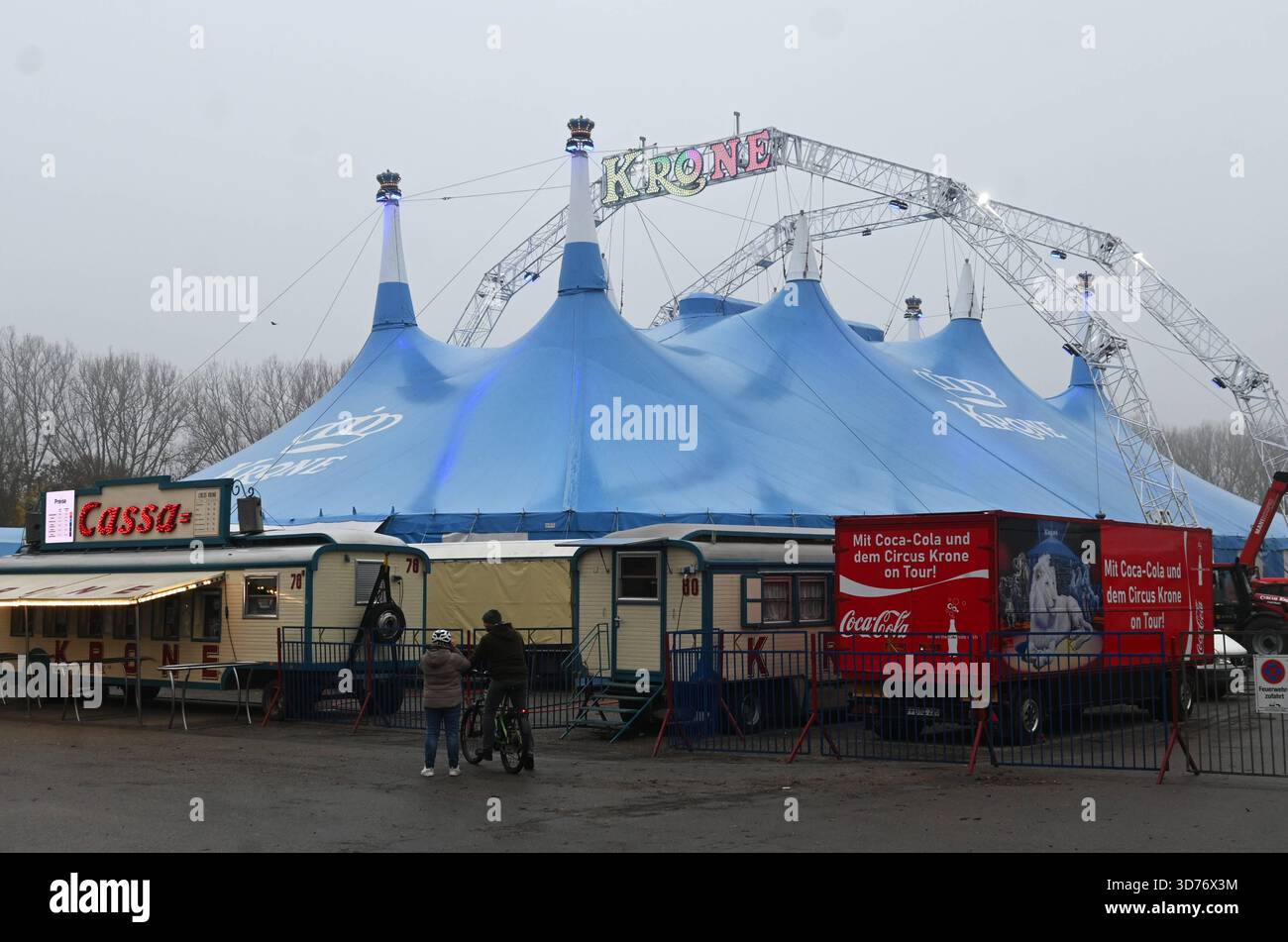 Circo Krone, Zirkuszelt. Es handelt sich um das grösste reisende Circuszelt der Welt - eine Acht-Masten-Zeltkonstruktion bietet 3400 Zuschauern Platz. Der Circus Krone ist nach eigenen Angaben der grösste Zirkus der Welt. Er wurde im Jahr 1905 von Carl Krone im Harz unter dem Namen Circus Charles als Tierschau gegründet *** Circus Krone, tenda da circo è la più grande tenda da circo itinerante del mondo una costruzione a otto poli offre spazio per 3400 spettatori il Circus Krone è per proprio conto il più grande circo del mondo è stato fondato nel 1905 da Carl Krone nei monti Harz Foto Stock