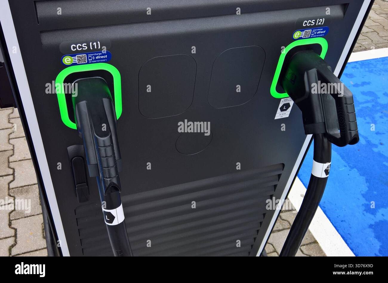 BEI einer Ladestation für Elektrofahrzeuge handelt es sich um eine für Elektrofahrzeuge konzipierte Ladestation. Im Gegensatz zu Verbrenner-PKW, Die praktisch nur an öffentlichen Tankstellen aufgetankt werden können bzw. dürfen, können Elektrofahrzeuge an privaten Stellplätzen geladen werden und benötigen dann nur für grössere Fahrten öffentliche Ladepunkte. Foto: Ökostrom-Zapfsäule, Strom-Tankstelle, 300 kW HPC Ladesäule, CCS Combined Charging System *** Una stazione di ricarica per veicoli elettrici è una stazione di ricarica progettata per veicoli elettrici in contrasto con le auto a combustione, che possono o m Foto Stock