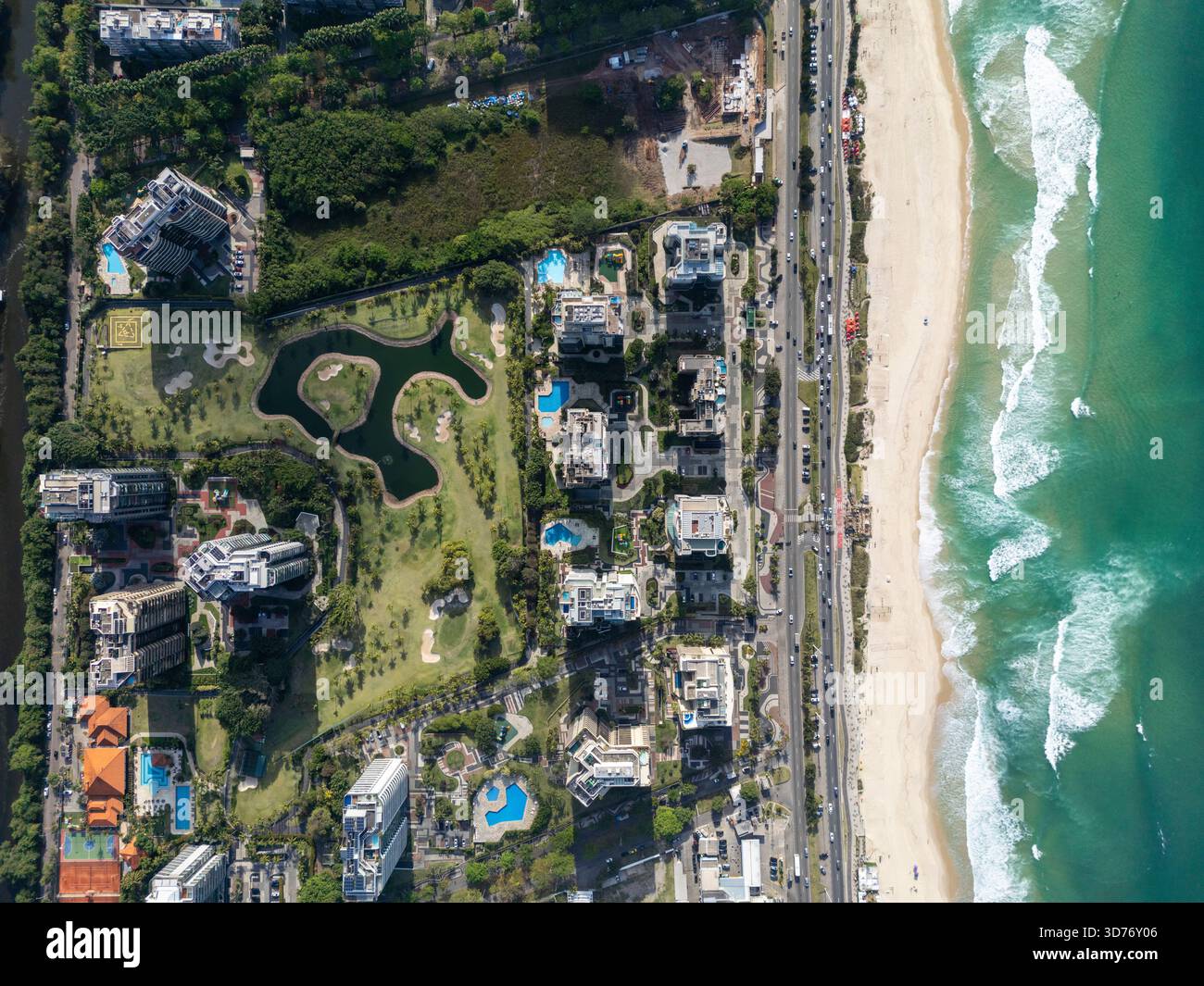Splendida vista aerea degli edifici residenziali e del campo da golf Foto Stock