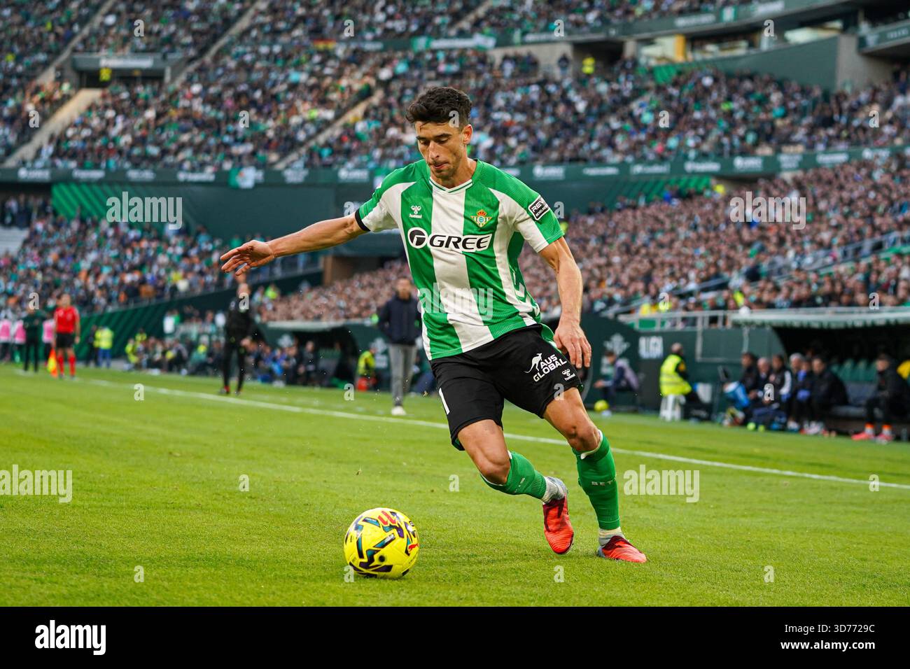 Siviglia, Spagna. 23 novembre 2025. Marc Roca (Real Betis) durante la partita di LaLiga tra Real Betis e Girona FC, allo stadio la Cartuja. Foto Stock