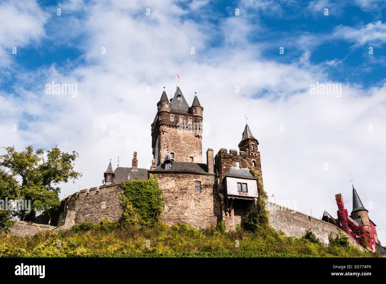 Ammira il castello di Reichsburg Cochem. Cochem, Renania-Palatinato, Germania, Europa Foto Stock