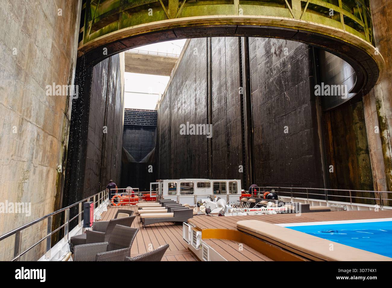 Nave da crociera sul fiume che entra nella stretta profonda della diga di Carrapatelo (Barragem do Carrapatelo) sul fiume Douro visto dal ponte solarium. Distretto di Porto, Portogallo, UE Foto Stock