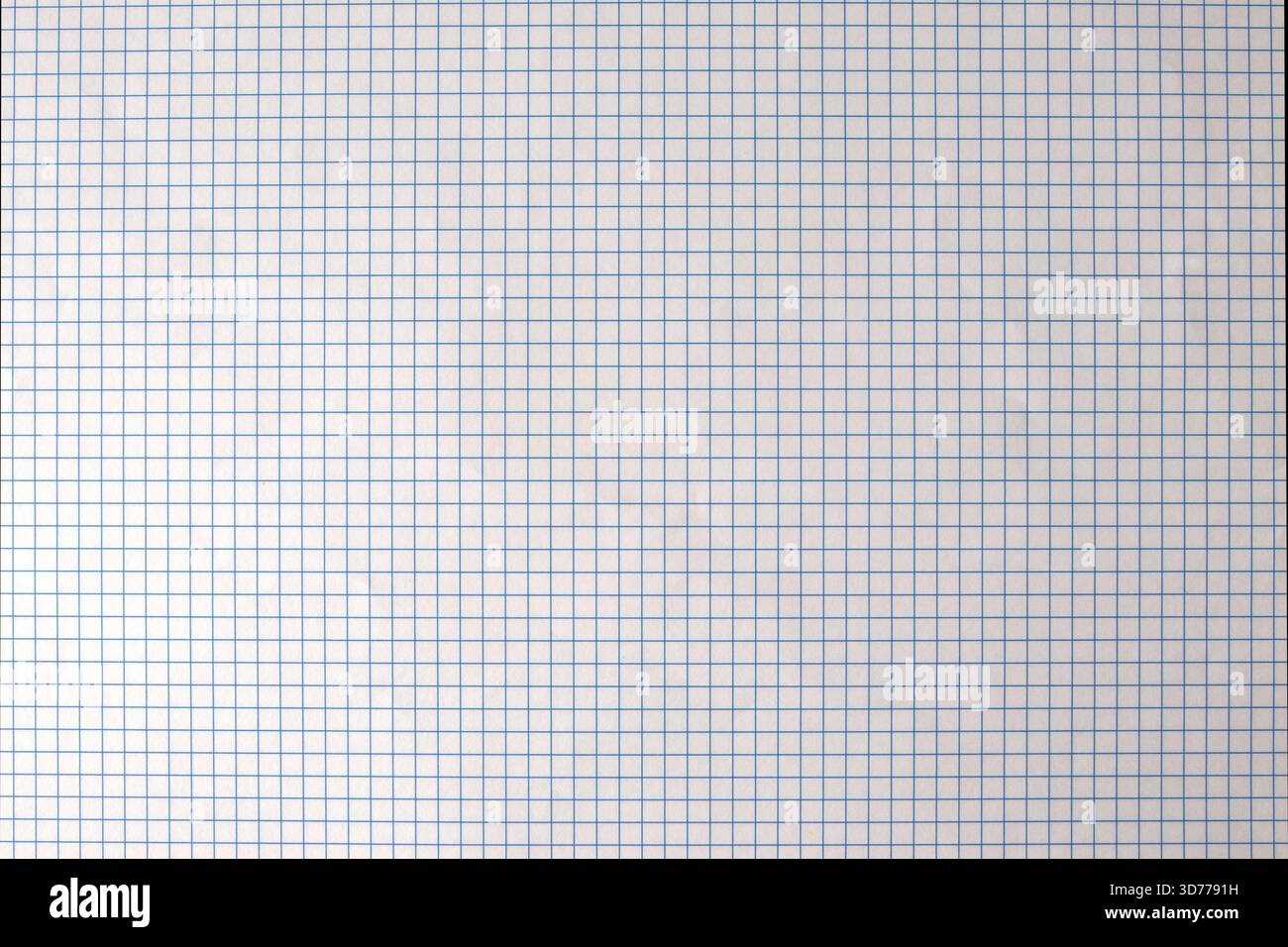 Carta bianca a scacchi con sfondo a linee blu, ideale per design, cartoleria, progetti scolastici e layout creativi. Foto Stock