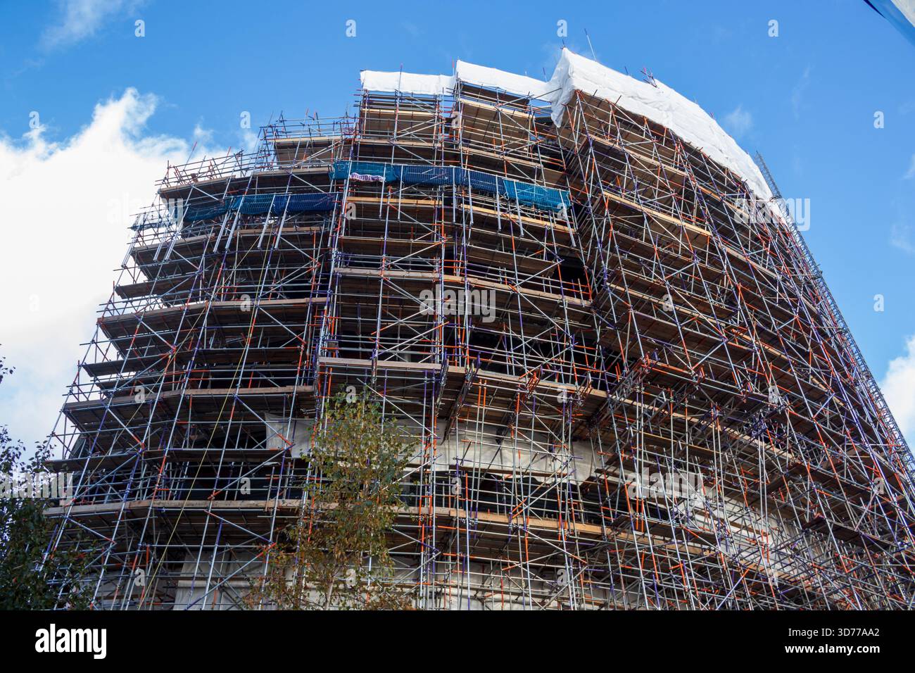 Decostruzione dell’edificio del municipio di Foster & Partners (GLA), coperto da ponteggi, Southwark, Londra, Regno Unito Foto Stock